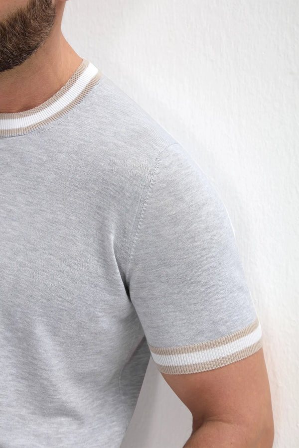 T-shirt lavorata a maglia con colletto a righe grigio chiaro - Made in Italy