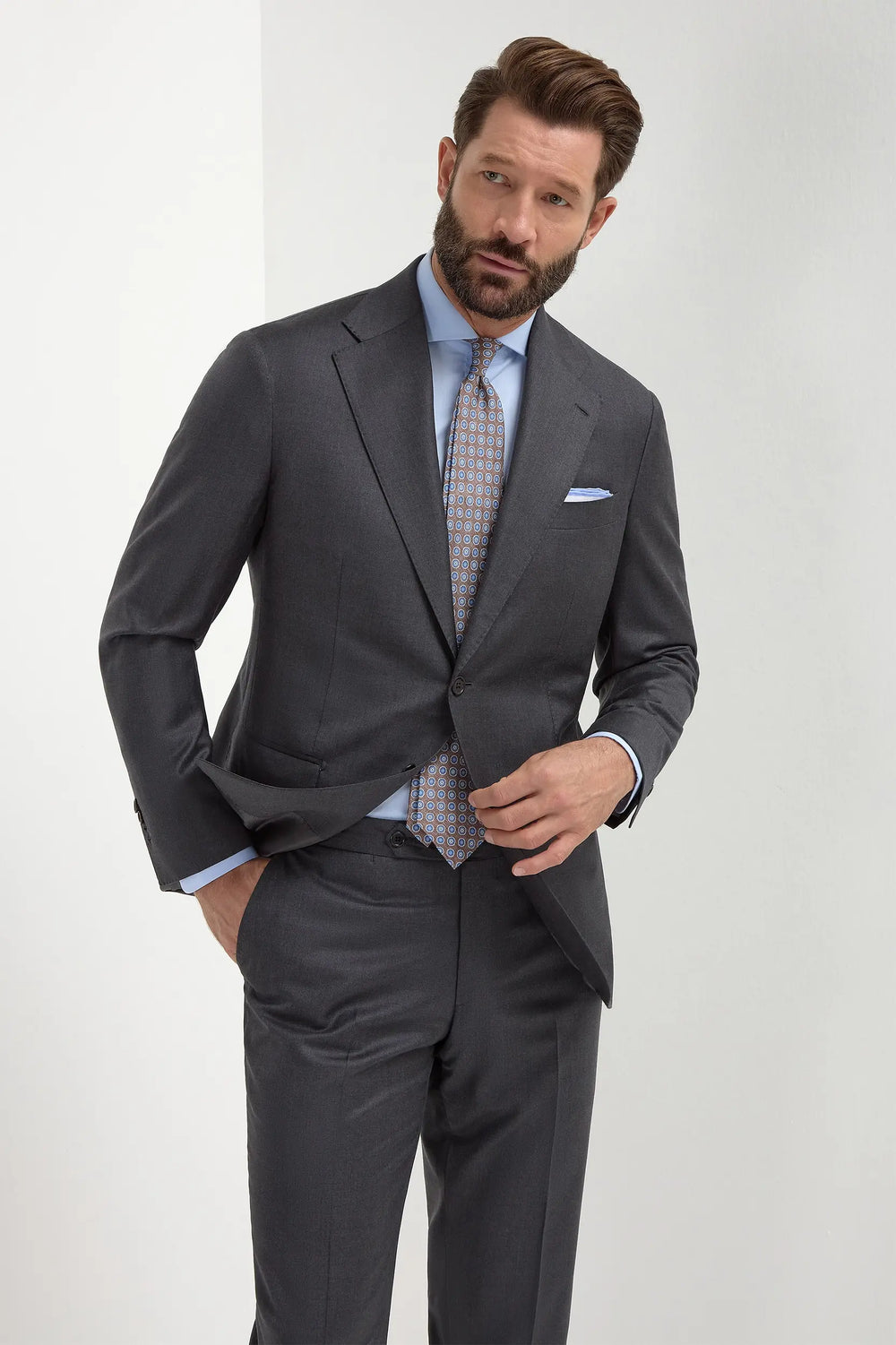 Grey Full Canvas Suit, men's grey canvas suit, tailored grey suit, elegant full canvas suit, breathable grey suit, costume gris en pleine toile, costume gris sur mesure, costume élégant pour hommes, completo grigio in tela intera, abito grigio su misura, abito elegante in tela intera.