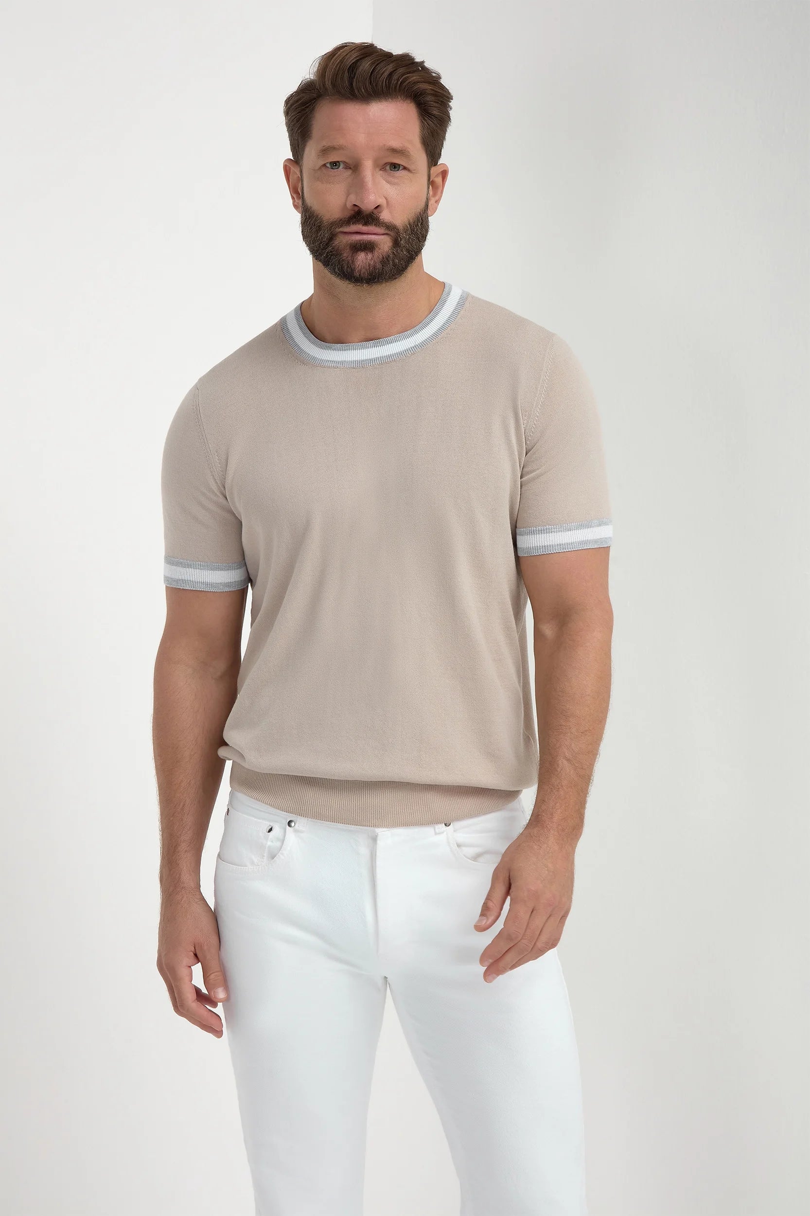 T-shirt lavorata a maglia con dettaglio colletto a righe beige - Made in Italy