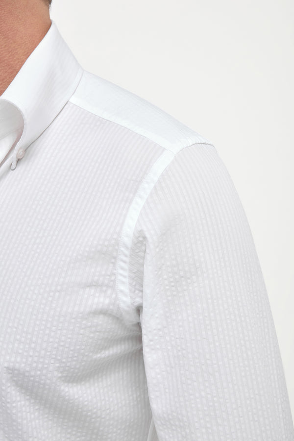 White Seersucker Button-Down Shirt, men's white seersucker shirt, elegant textured button-down shirt, breathable summer shirt, refined casual wear, chemise boutonnée en seersucker blanc pour hommes, chemise légère et respirante, chemise estivale élégante, camicia bianca in seersucker, camicia traspirante e raffinata, abbigliamento casual sofisticato.