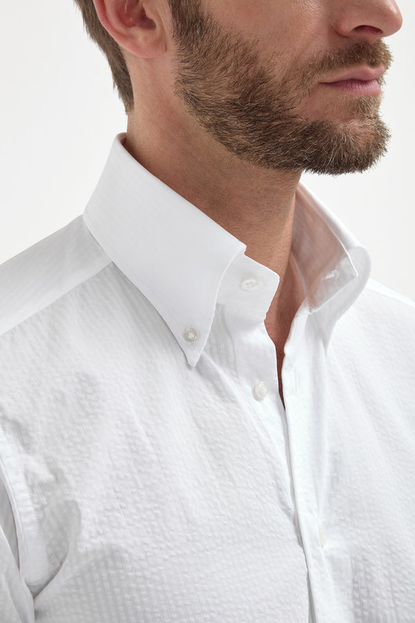 White Seersucker Button-Down Shirt, men's white seersucker shirt, elegant textured button-down shirt, breathable summer shirt, refined casual wear, chemise boutonnée en seersucker blanc pour hommes, chemise légère et respirante, chemise estivale élégante, camicia bianca in seersucker, camicia traspirante e raffinata, abbigliamento casual sofisticato.