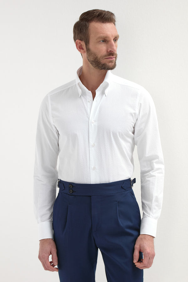 White Seersucker Button-Down Shirt, men's white seersucker shirt, elegant textured button-down shirt, breathable summer shirt, refined casual wear, chemise boutonnée en seersucker blanc pour hommes, chemise légère et respirante, chemise estivale élégante, camicia bianca in seersucker, camicia traspirante e raffinata, abbigliamento casual sofisticato.