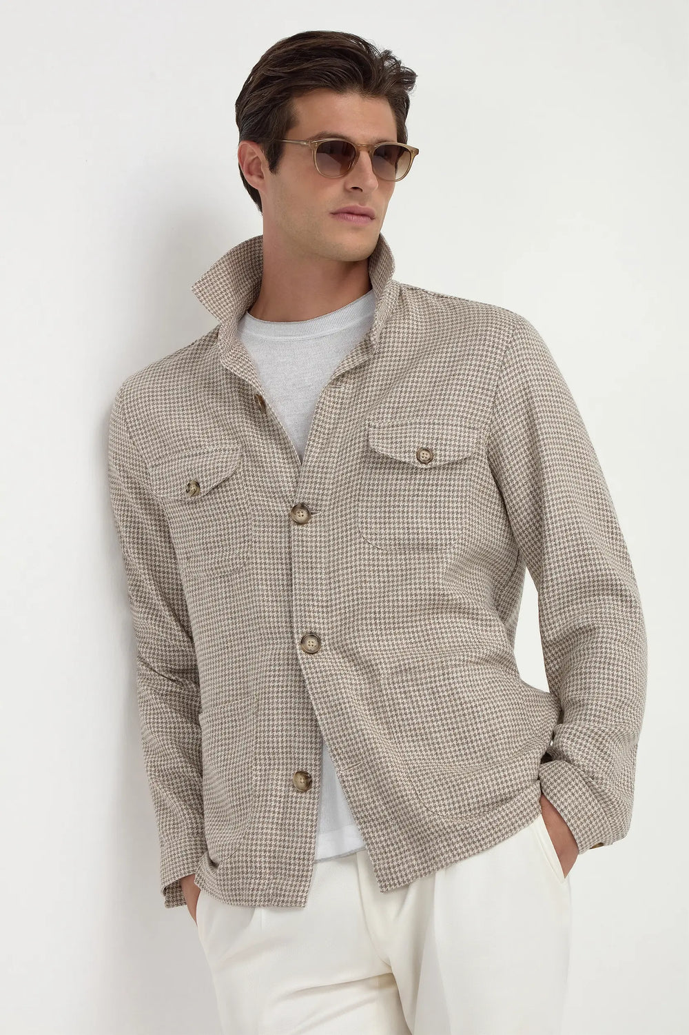 Beige Houndstooth Safari Jacket, men's beige safari jacket, elegant houndstooth jacket, tailored safari jacket, breathable beige jacket, veste safari beige à motif pied-de-poule, veste élégante pour hommes, veste beige en coton, giacca safari beige pied-de-poule, giacca elegante beige, giacca safari traspirante.