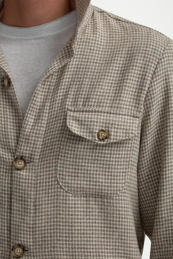 Beige Houndstooth Safari Jacket, men's beige safari jacket, elegant houndstooth jacket, tailored safari jacket, breathable beige jacket, veste safari beige à motif pied-de-poule, veste élégante pour hommes, veste beige en coton, giacca safari beige pied-de-poule, giacca elegante beige, giacca safari traspirante.