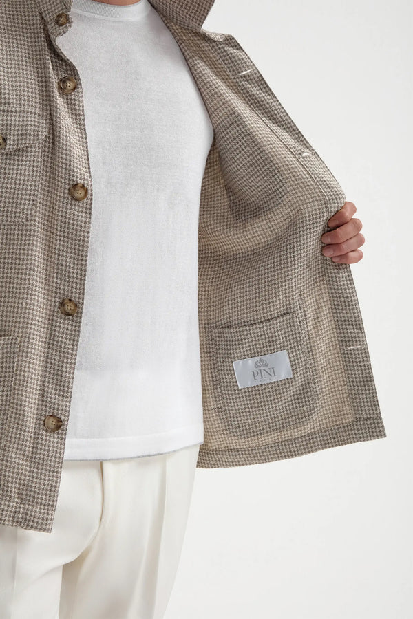 Beige Houndstooth Safari Jacket, men's beige safari jacket, elegant houndstooth jacket, tailored safari jacket, breathable beige jacket, veste safari beige à motif pied-de-poule, veste élégante pour hommes, veste beige en coton, giacca safari beige pied-de-poule, giacca elegante beige, giacca safari traspirante.