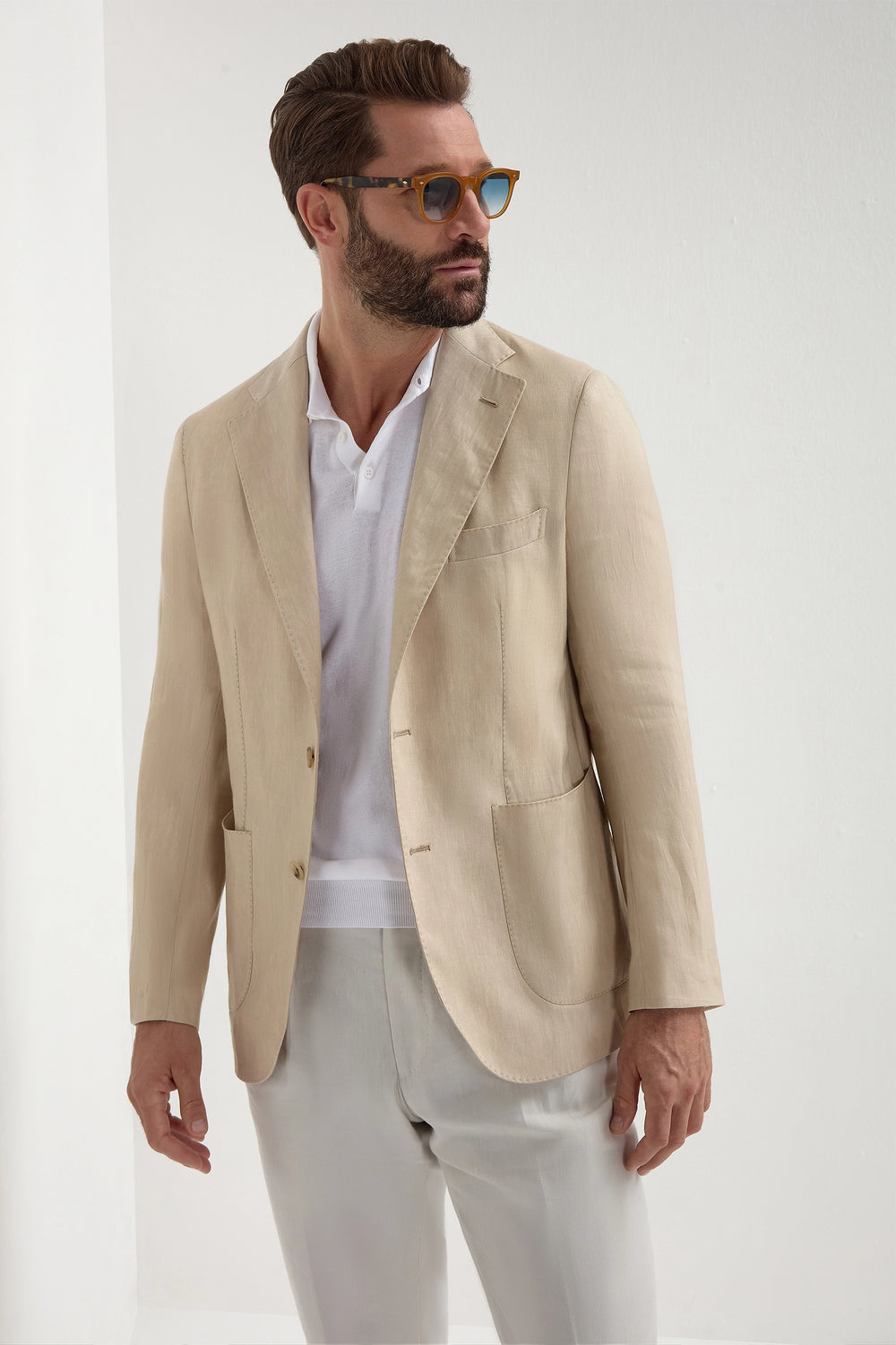 Beige Jacket in Cotton and Silk, men's beige lightweight blazer, elegant breathable jacket, refined casual and formal wear, soft and comfortable fabric, veste beige en coton et soie pour hommes, veste légère et respirante, veste élégante et confortable, giacca beige in cotone e seta, giacca traspirante e raffinata, abbigliamento sofisticato.