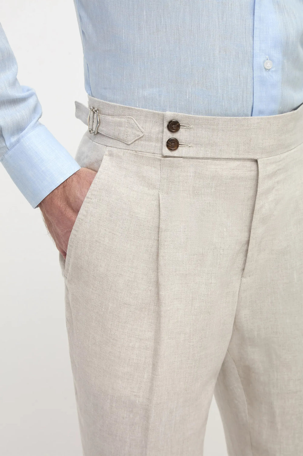 Beige Linen Soragna Trousers, men's beige linen trousers, elegant Soragna pants, breathable summer trousers, refined tailored pants, pantalon Soragna en lin beige pour hommes, pantalon élégant en lin, pantalon respirant d'été, pantaloni Soragna in lino beige, pantaloni eleganti estivi, pantaloni sartoriali traspiranti.