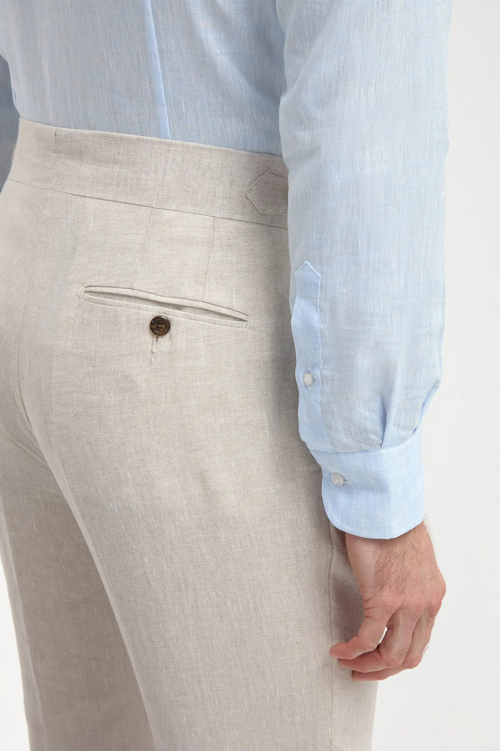 Beige Linen Soragna Trousers, men's beige linen trousers, elegant Soragna pants, breathable summer trousers, refined tailored pants, pantalon Soragna en lin beige pour hommes, pantalon élégant en lin, pantalon respirant d'été, pantaloni Soragna in lino beige, pantaloni eleganti estivi, pantaloni sartoriali traspiranti.