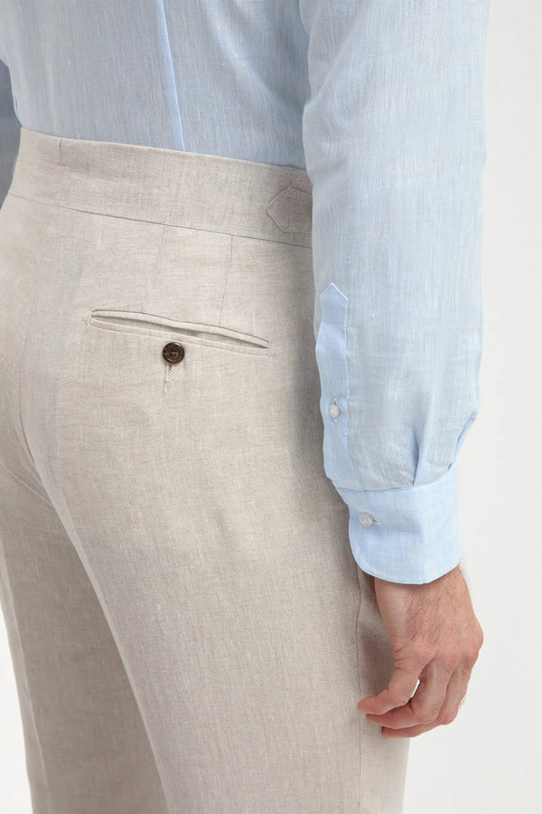 Beige Linen Soragna Trousers, men's beige linen trousers, elegant Soragna pants, breathable summer trousers, refined tailored pants, pantalon Soragna en lin beige pour hommes, pantalon élégant en lin, pantalon respirant d'été, pantaloni Soragna in lino beige, pantaloni eleganti estivi, pantaloni sartoriali traspiranti.