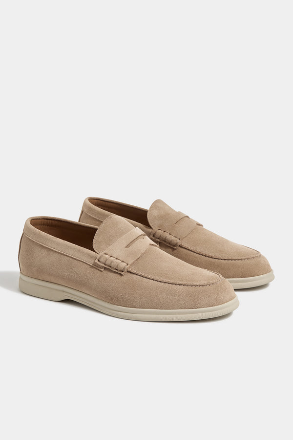 Beige Penny Loafers, men's beige suede loafers, elegant penny loafers, classic slip-on shoes, refined casual footwear, mocassins beige en cuir pour hommes, mocassins élégants, chaussures légères et confortables, mocassini beige in pelle, mocassini eleganti, scarpe classiche senza lacci.