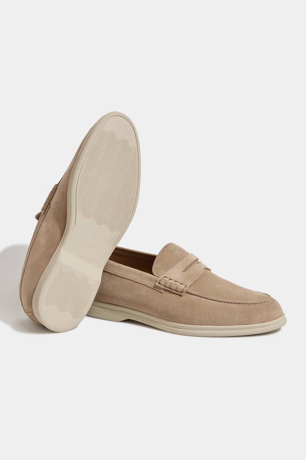 Beige Penny Loafers, men's beige suede loafers, elegant penny loafers, classic slip-on shoes, refined casual footwear, mocassins beige en cuir pour hommes, mocassins élégants, chaussures légères et confortables, mocassini beige in pelle, mocassini eleganti, scarpe classiche senza lacci.