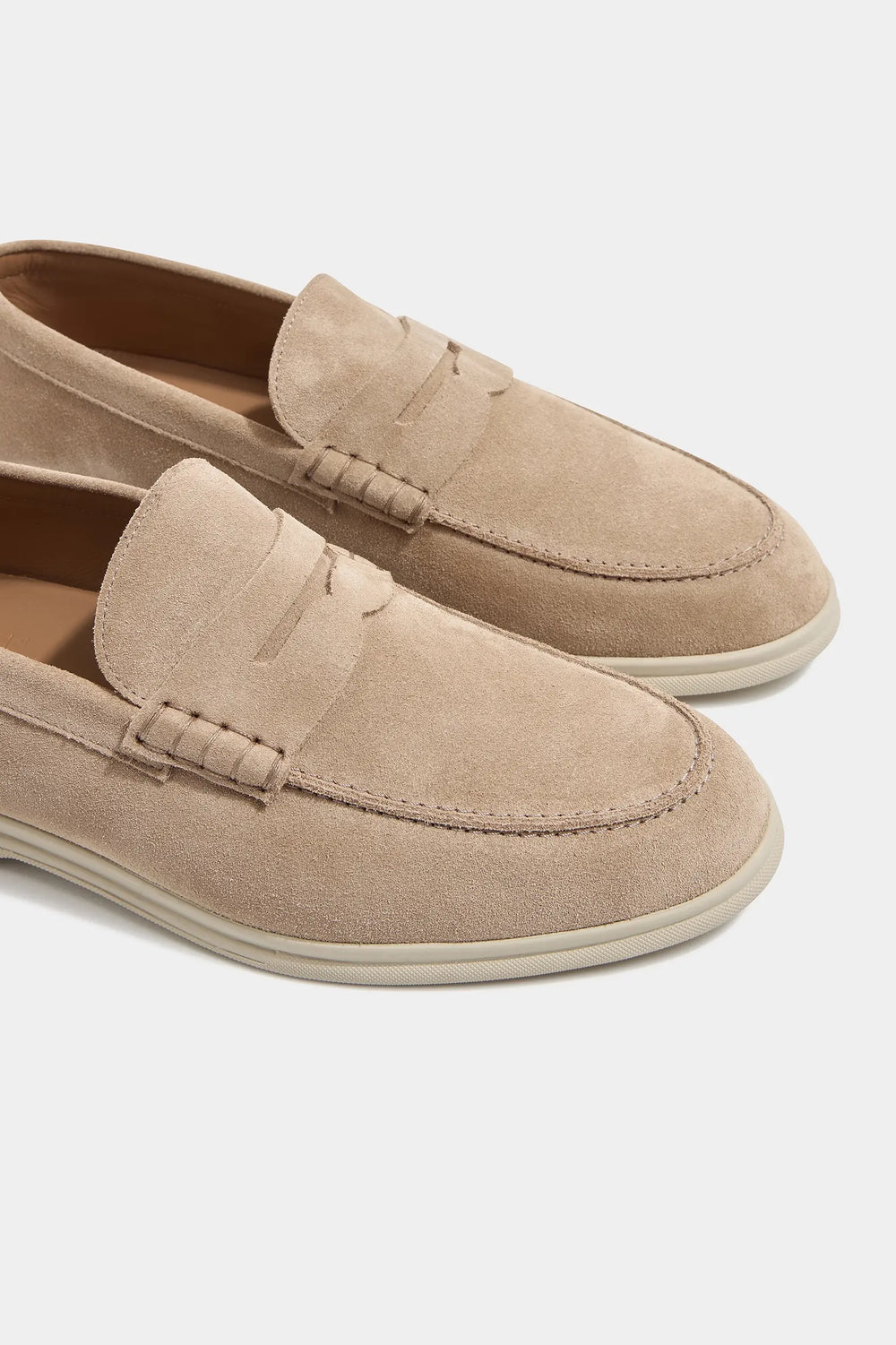 Beige Penny Loafers, men's beige suede loafers, elegant penny loafers, classic slip-on shoes, refined casual footwear, mocassins beige en cuir pour hommes, mocassins élégants, chaussures légères et confortables, mocassini beige in pelle, mocassini eleganti, scarpe classiche senza lacci.