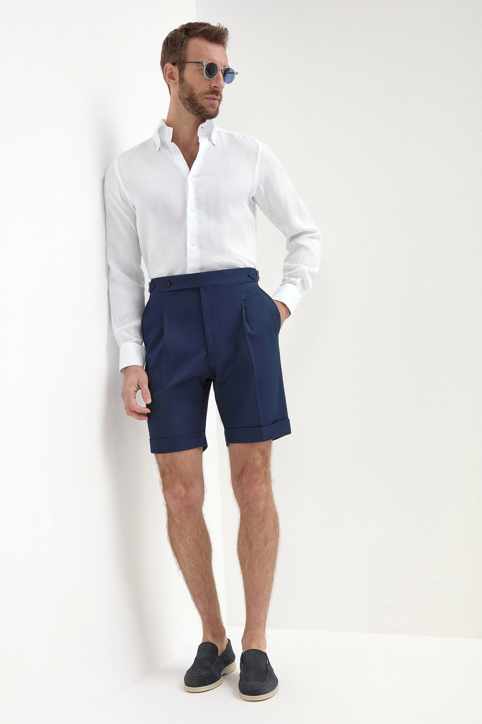 Blue Cotton Shorts, men's blue summer shorts, elegant casual cotton shorts, breathable lightweight shorts, refined tailored shorts, short en coton bleu pour hommes, short d'été élégant, short respirant et confortable, pantaloncini in cotone blu, pantaloncini estivi eleganti, bermuda sartoriali traspiranti.