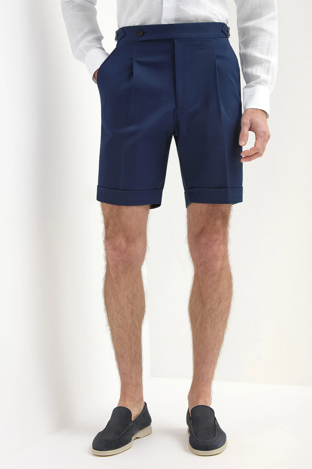 Blue Cotton Shorts, men's blue summer shorts, elegant casual cotton shorts, breathable lightweight shorts, refined tailored shorts, short en coton bleu pour hommes, short d'été élégant, short respirant et confortable, pantaloncini in cotone blu, pantaloncini estivi eleganti, bermuda sartoriali traspiranti.