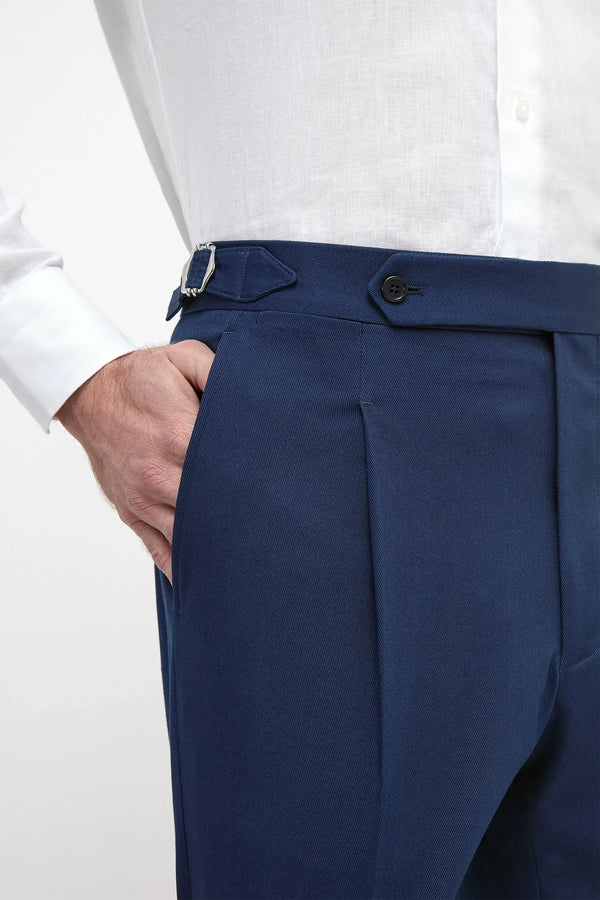 Blue Cotton Shorts, men's blue summer shorts, elegant casual cotton shorts, breathable lightweight shorts, refined tailored shorts, short en coton bleu pour hommes, short d'été élégant, short respirant et confortable, pantaloncini in cotone blu, pantaloncini estivi eleganti, bermuda sartoriali traspiranti.