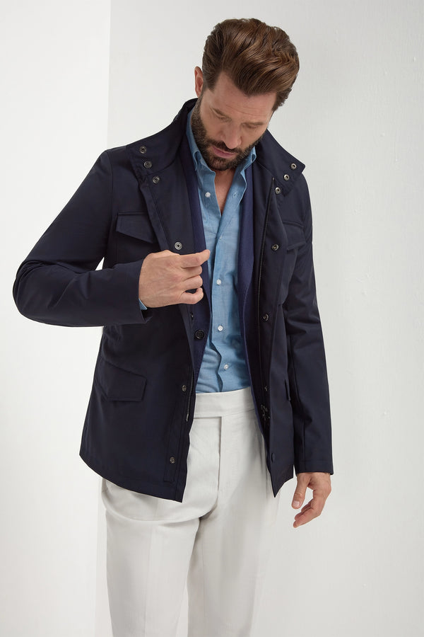 Blue Field Jacket, men's blue military-style jacket, elegant utility outerwear, breathable cotton blend, refined casual wear, veste de campagne bleue pour hommes, veste utilitaire élégante, vêtement d'extérieur respirant, giacca da campo blu, giacca militare elegante, abbigliamento casual raffinato, Sport Fabrics