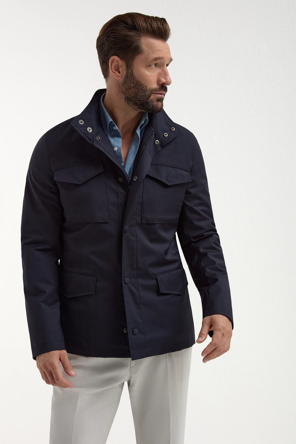 Blue Field Jacket, men's blue military-style jacket, elegant utility outerwear, breathable cotton blend, refined casual wear, veste de campagne bleue pour hommes, veste utilitaire élégante, vêtement d'extérieur respirant, giacca da campo blu, giacca militare elegante, abbigliamento casual raffinato, Sport Fabrics