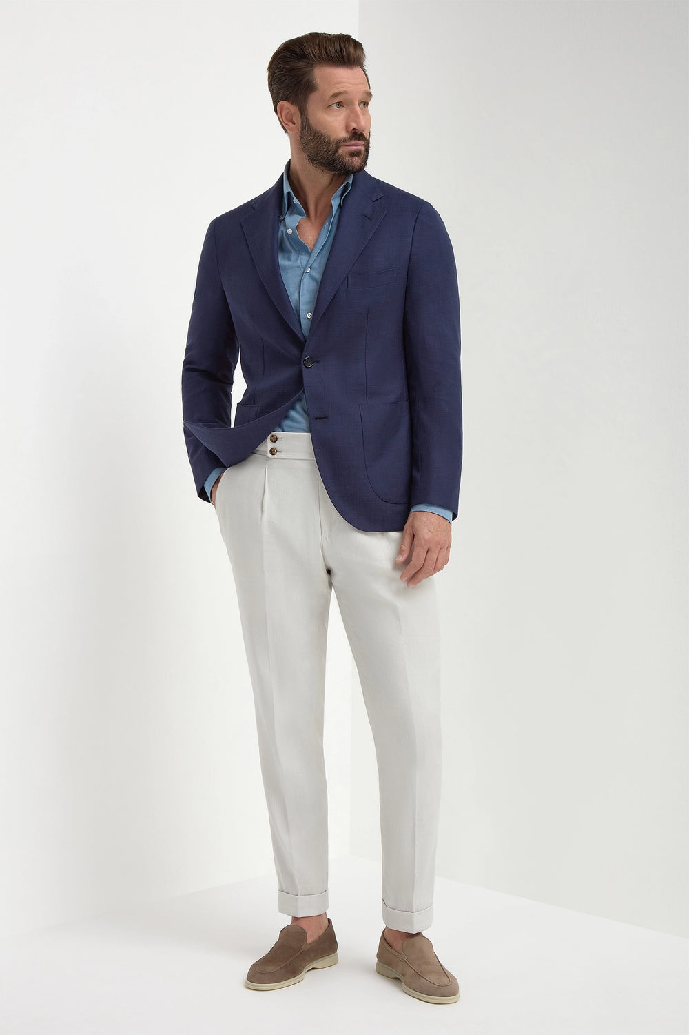 Blue Jacket in Cotton and Silk, men's blue lightweight blazer, elegant breathable jacket, refined casual and formal wear, soft and comfortable fabric, veste bleue en coton et soie pour hommes, veste légère et respirante, veste élégante et confortable, giacca blu in cotone e seta, giacca traspirante e raffinata, abbigliamento sofisticato.