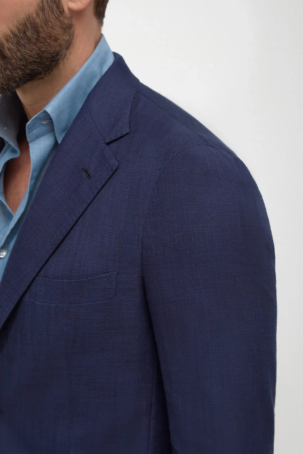 Blue Jacket in Cotton and Silk, men's blue lightweight blazer, elegant breathable jacket, refined casual and formal wear, soft and comfortable fabric, veste bleue en coton et soie pour hommes, veste légère et respirante, veste élégante et confortable, giacca blu in cotone e seta, giacca traspirante e raffinata, abbigliamento sofisticato.