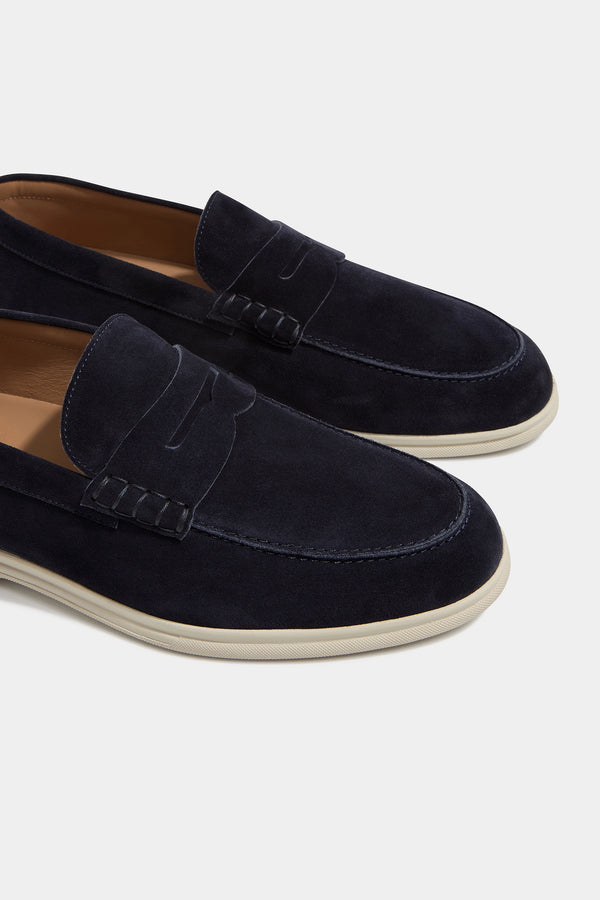 Blue Penny Loafers, men's blue suede loafers, elegant penny loafers, classic slip-on shoes, refined casual footwear, mocassins bleu en cuir pour hommes, mocassins élégants, chaussures légères et confortables, mocassini blu in pelle, mocassini eleganti, scarpe classiche senza lacci.