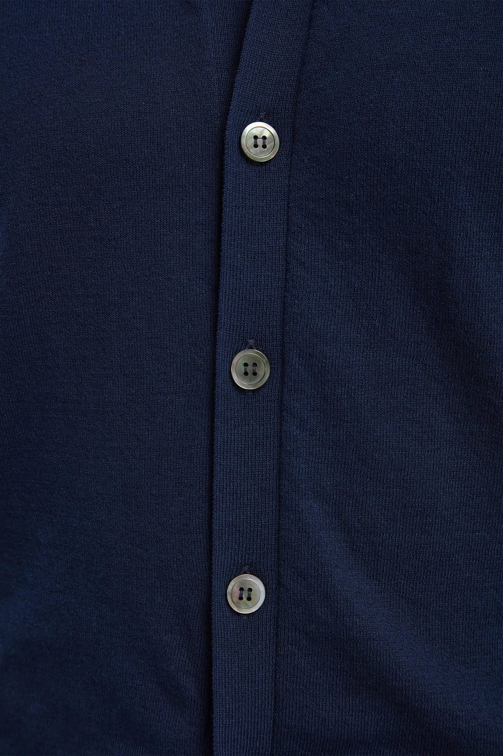 Blue Polo Cardigan, men's blue knit cardigan, elegant buttoned polo cardigan, lightweight breathable knitwear, refined casual layering, cardigan polo bleu pour hommes, cardigan élégant en maille, veste légère et respirante, cardigan polo blu, maglia raffinata e traspirante, abbigliamento casual elegante.