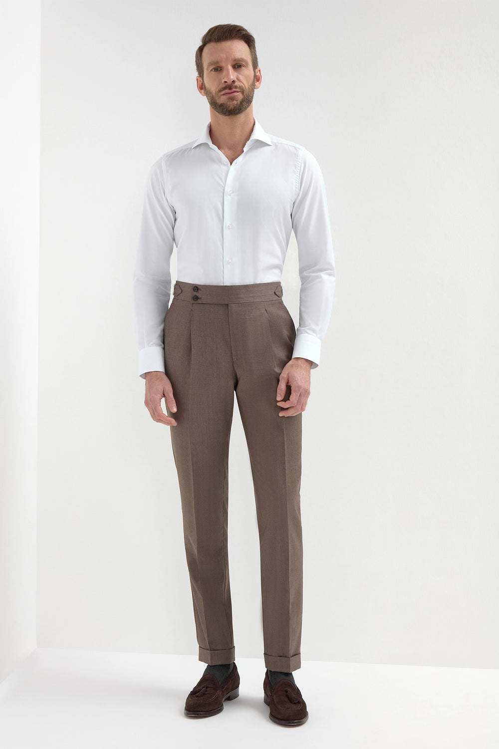 Brown Soragna Trousers, men's brown tailored trousers, elegant Soragna pants, breathable wool trousers, refined formal wear, pantalon Soragna marron pour hommes, pantalon élégant en laine, pantalon respirant et raffiné, pantaloni Soragna marroni, pantaloni eleganti sartoriali, pantaloni formali traspiranti.