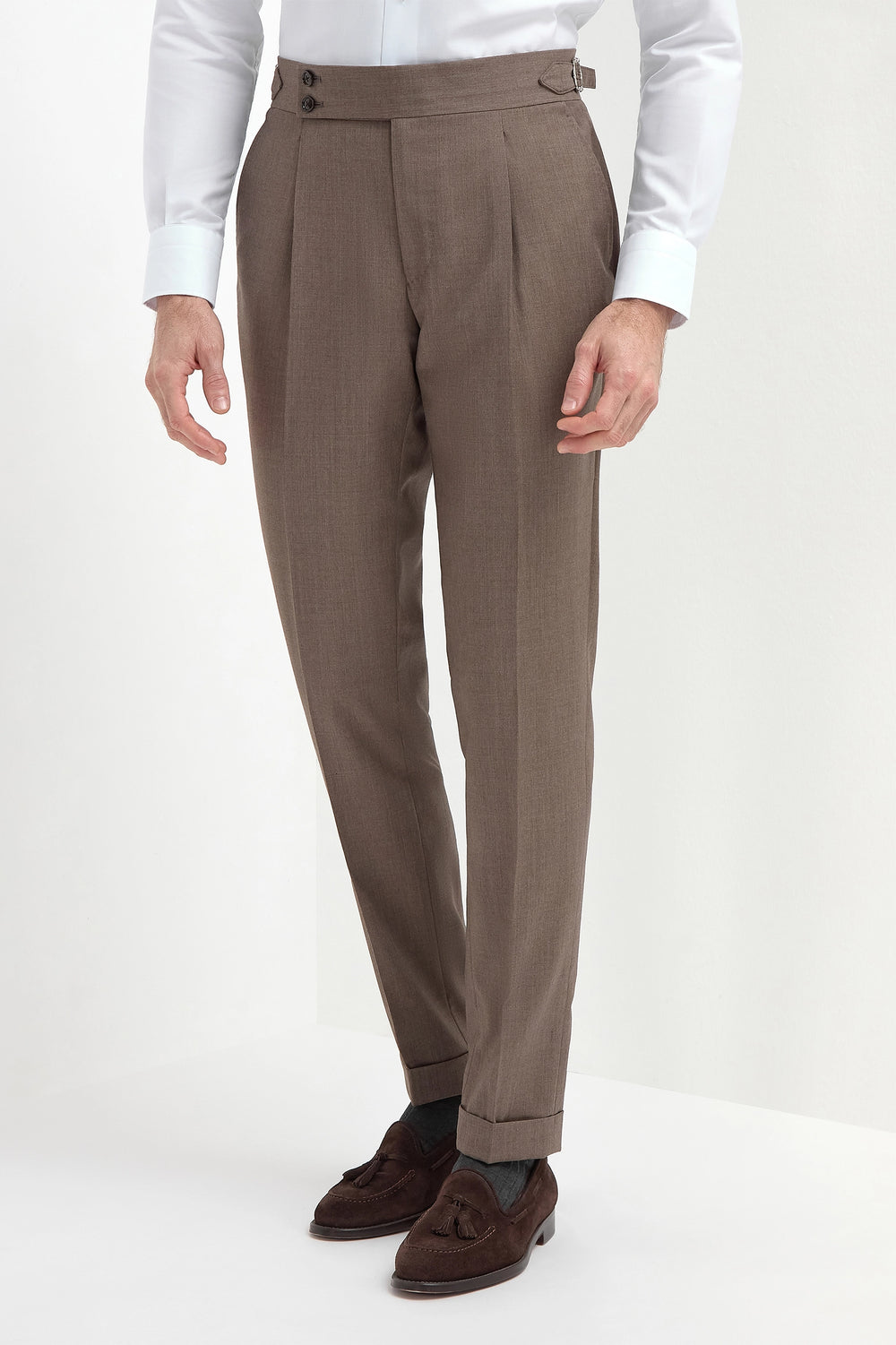 Brown Soragna Trousers, men's brown tailored trousers, elegant Soragna pants, breathable wool trousers, refined formal wear, pantalon Soragna marron pour hommes, pantalon élégant en laine, pantalon respirant et raffiné, pantaloni Soragna marroni, pantaloni eleganti sartoriali, pantaloni formali traspiranti.