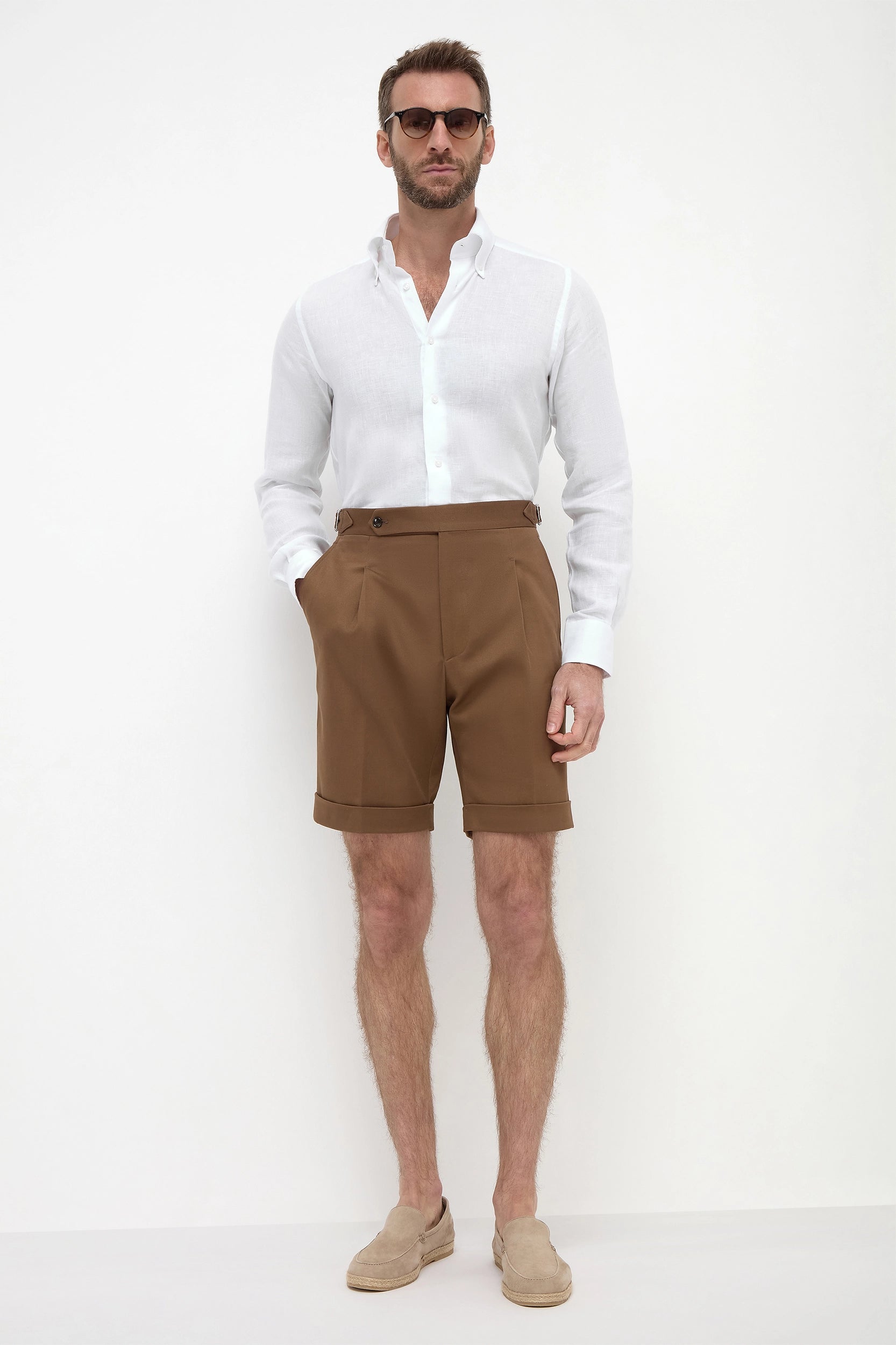 Brown Cotton Shorts, men's brown summer shorts, elegant casual cotton shorts, breathable lightweight shorts, refined tailored shorts, short en coton marron pour hommes, short d'été élégant, short respirant et confortable, pantaloncini in cotone marrone, pantaloncini estivi eleganti, bermuda sartoriali traspiranti.