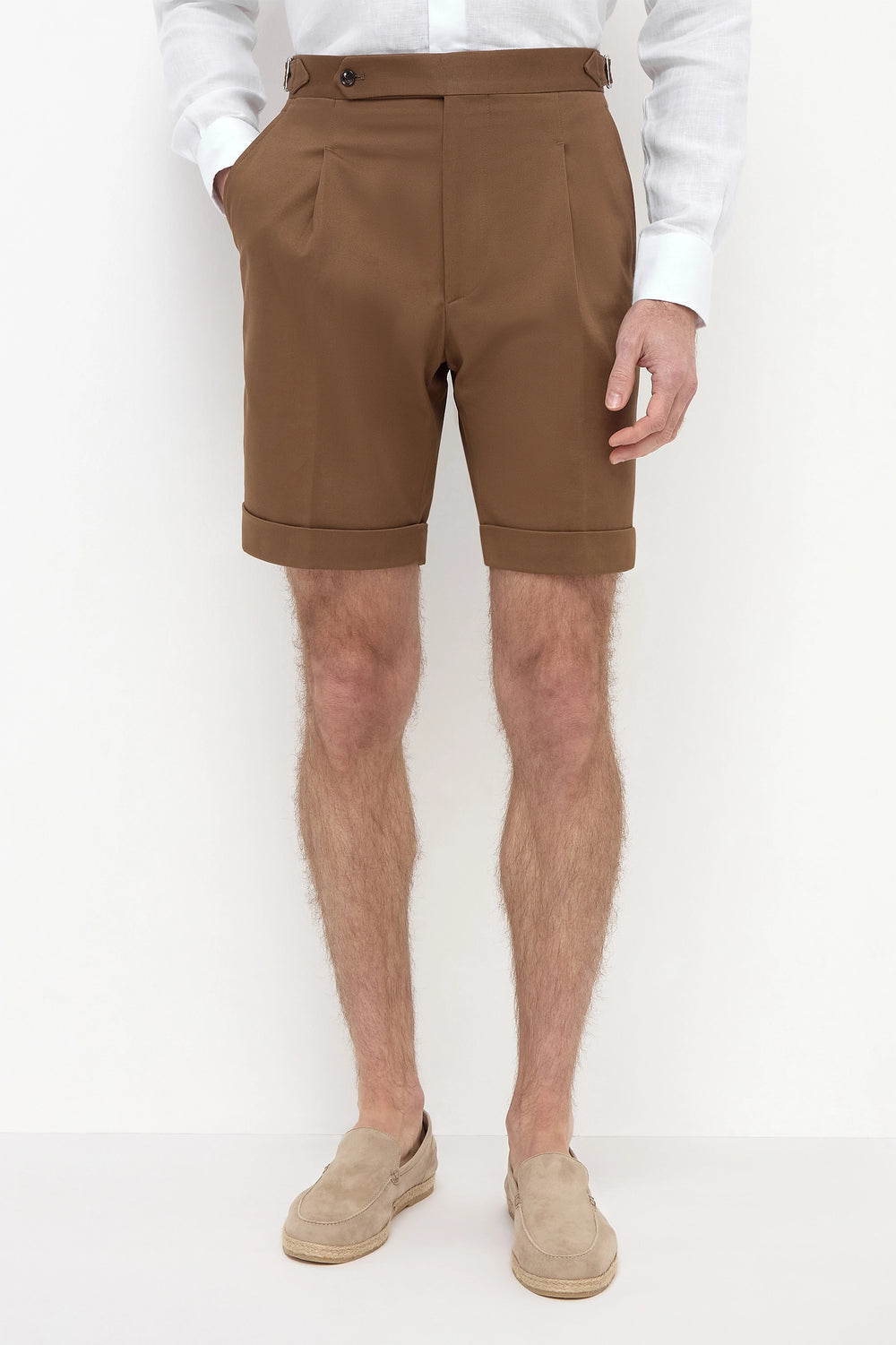 Brown Cotton Shorts, men's brown summer shorts, elegant casual cotton shorts, breathable lightweight shorts, refined tailored shorts, short en coton marron pour hommes, short d'été élégant, short respirant et confortable, pantaloncini in cotone marrone, pantaloncini estivi eleganti, bermuda sartoriali traspiranti.