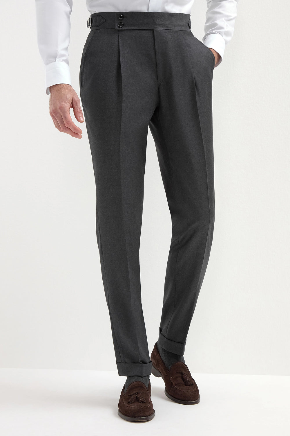 Dark Grey Soragna Trousers, men's dark grey tailored trousers, elegant Soragna pants, breathable wool trousers, refined formal pants, pantalon Soragna gris foncé pour hommes, pantalon élégant en laine, pantalon respirant et raffiné, pantaloni Soragna grigio scuro, pantaloni eleganti sartoriali, pantaloni formali traspiranti.