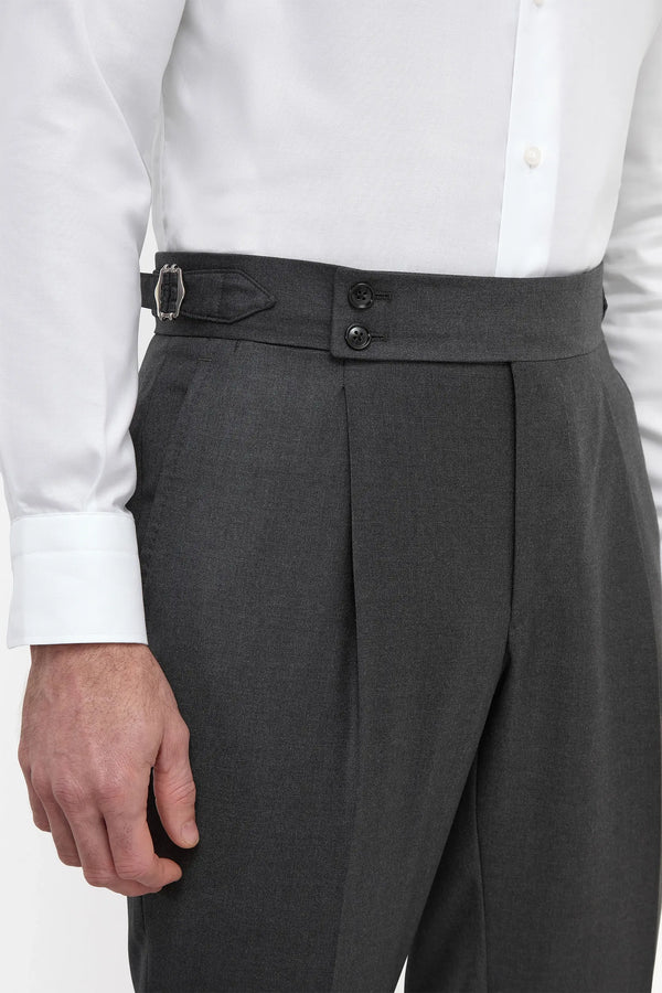 Dark Grey Soragna Trousers, men's dark grey tailored trousers, elegant Soragna pants, breathable wool trousers, refined formal pants, pantalon Soragna gris foncé pour hommes, pantalon élégant en laine, pantalon respirant et raffiné, pantaloni Soragna grigio scuro, pantaloni eleganti sartoriali, pantaloni formali traspiranti.