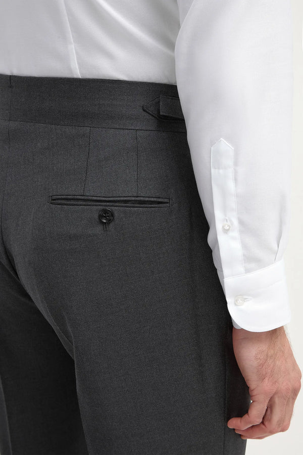 Dark Grey Soragna Trousers, men's dark grey tailored trousers, elegant Soragna pants, breathable wool trousers, refined formal pants, pantalon Soragna gris foncé pour hommes, pantalon élégant en laine, pantalon respirant et raffiné, pantaloni Soragna grigio scuro, pantaloni eleganti sartoriali, pantaloni formali traspiranti.