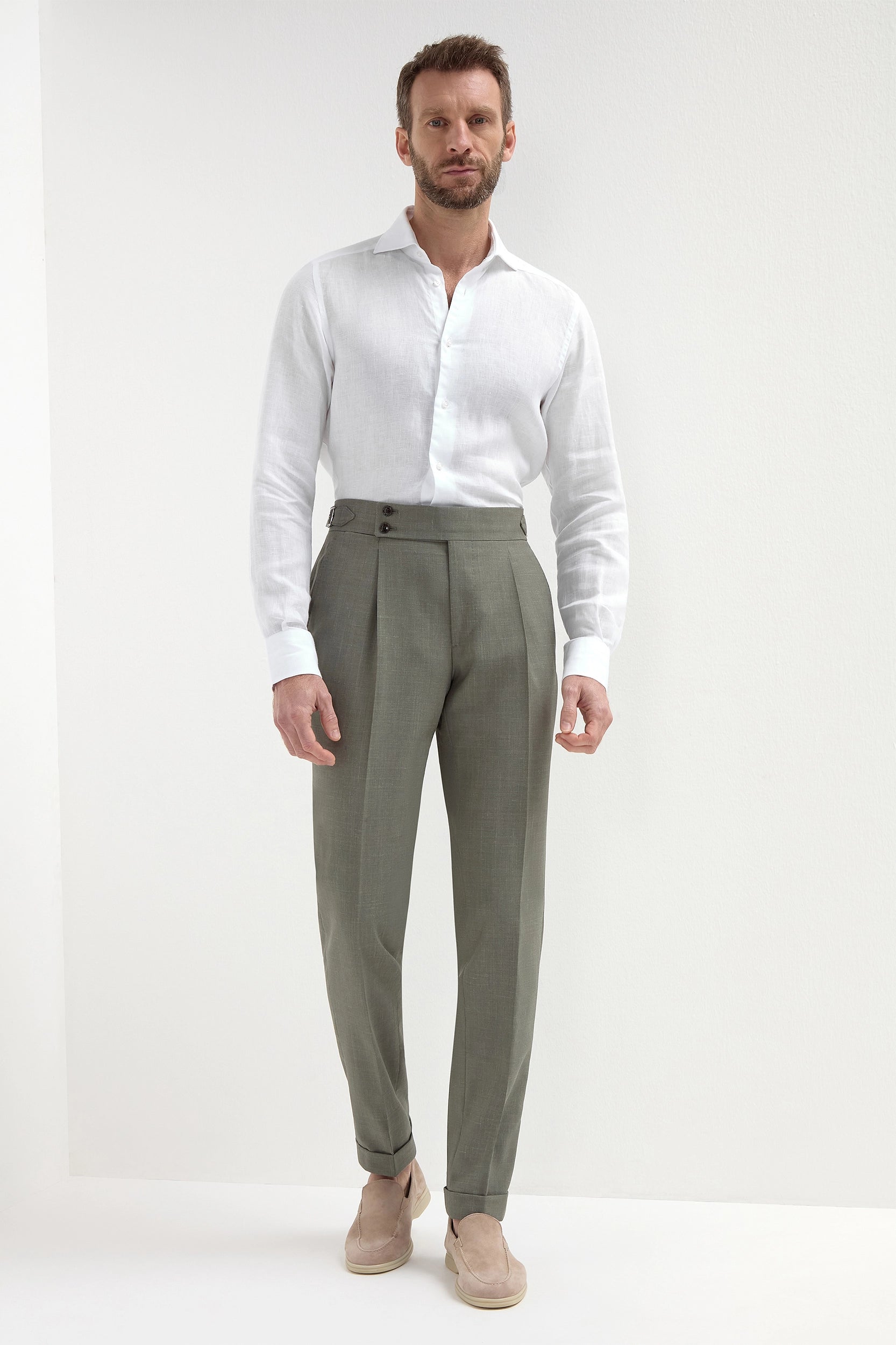 Green Soragna Trousers, men's green tailored trousers, elegant Soragna pants, breathable wool trousers, refined formal pants, pantalon Soragna vert pour hommes, pantalon élégant en laine, pantalon respirant et raffiné, pantaloni Soragna verdi, pantaloni eleganti sartoriali, pantaloni formali traspiranti.