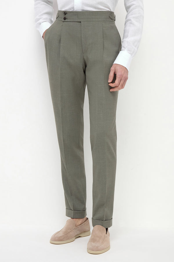 Green Soragna Trousers, men's green tailored trousers, elegant Soragna pants, breathable wool trousers, refined formal pants, pantalon Soragna vert pour hommes, pantalon élégant en laine, pantalon respirant et raffiné, pantaloni Soragna verdi, pantaloni eleganti sartoriali, pantaloni formali traspiranti.