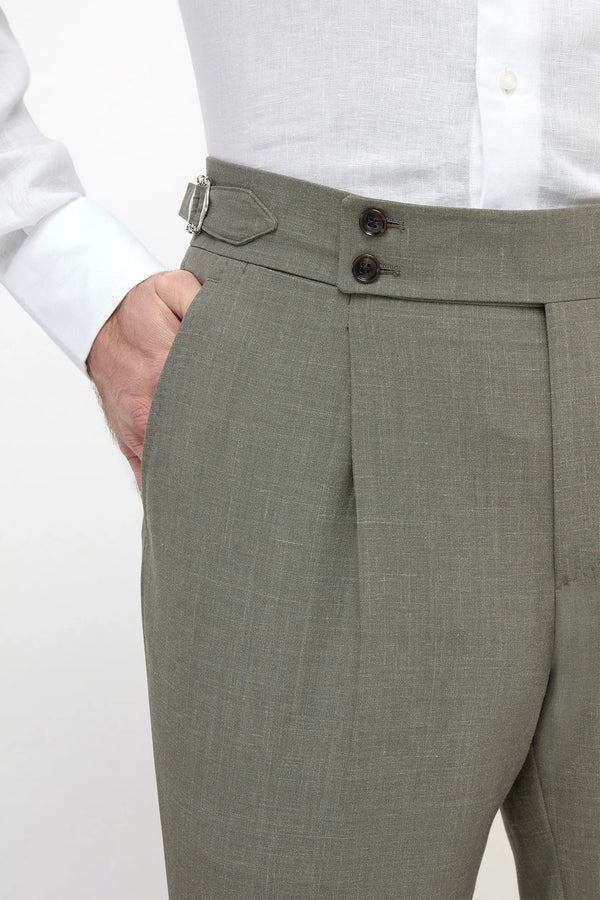 Green Soragna Trousers, men's green tailored trousers, elegant Soragna pants, breathable wool trousers, refined formal pants, pantalon Soragna vert pour hommes, pantalon élégant en laine, pantalon respirant et raffiné, pantaloni Soragna verdi, pantaloni eleganti sartoriali, pantaloni formali traspiranti.