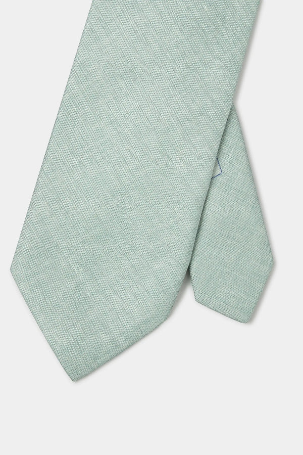 Green Linen and Silk Tie, men's green tie, elegant green tie, formal linen and silk tie, breathable green tie, cravate en lin et soie verte, cravate élégante pour hommes, cravate formelle en lin et soie, cravatta verde in lino e seta, cravatta elegante verde, cravatta formale in lino e seta.