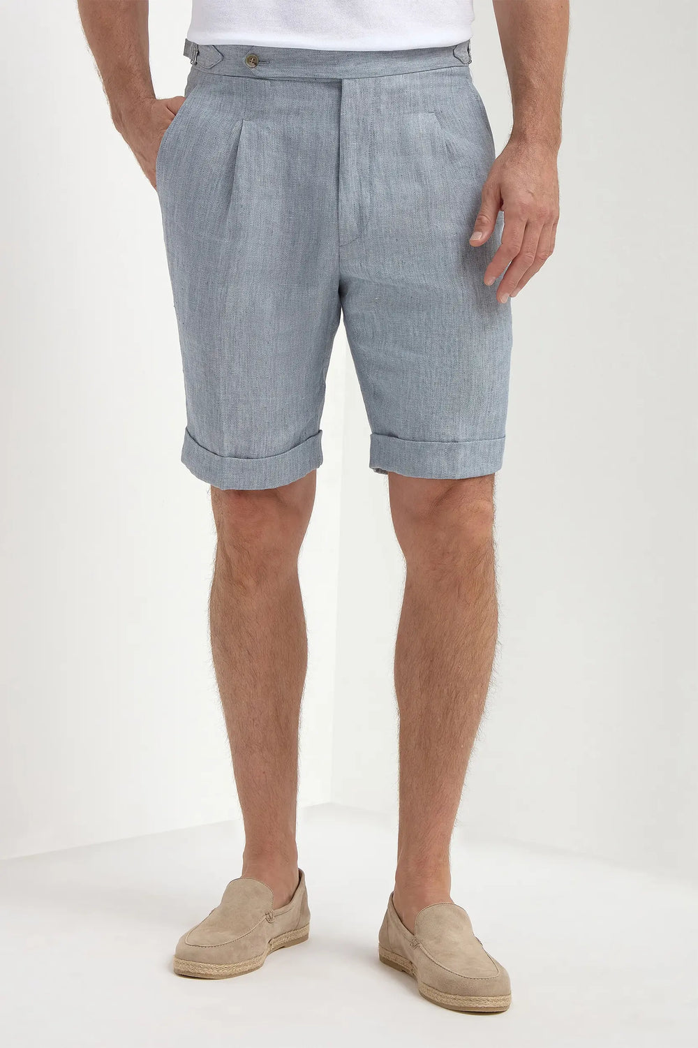 Light Blue Herringbone Linen Shorts, men's breathable linen shorts, elegant lightweight summer shorts, refined casual wear, comfortable and versatile, short en lin chevrons bleu clair pour hommes, short estival respirant, short élégant et sophistiqué, pantaloncini in lino a spina di pesce azzurro, bermuda traspirante e raffinato, abbigliamento casual di classe.