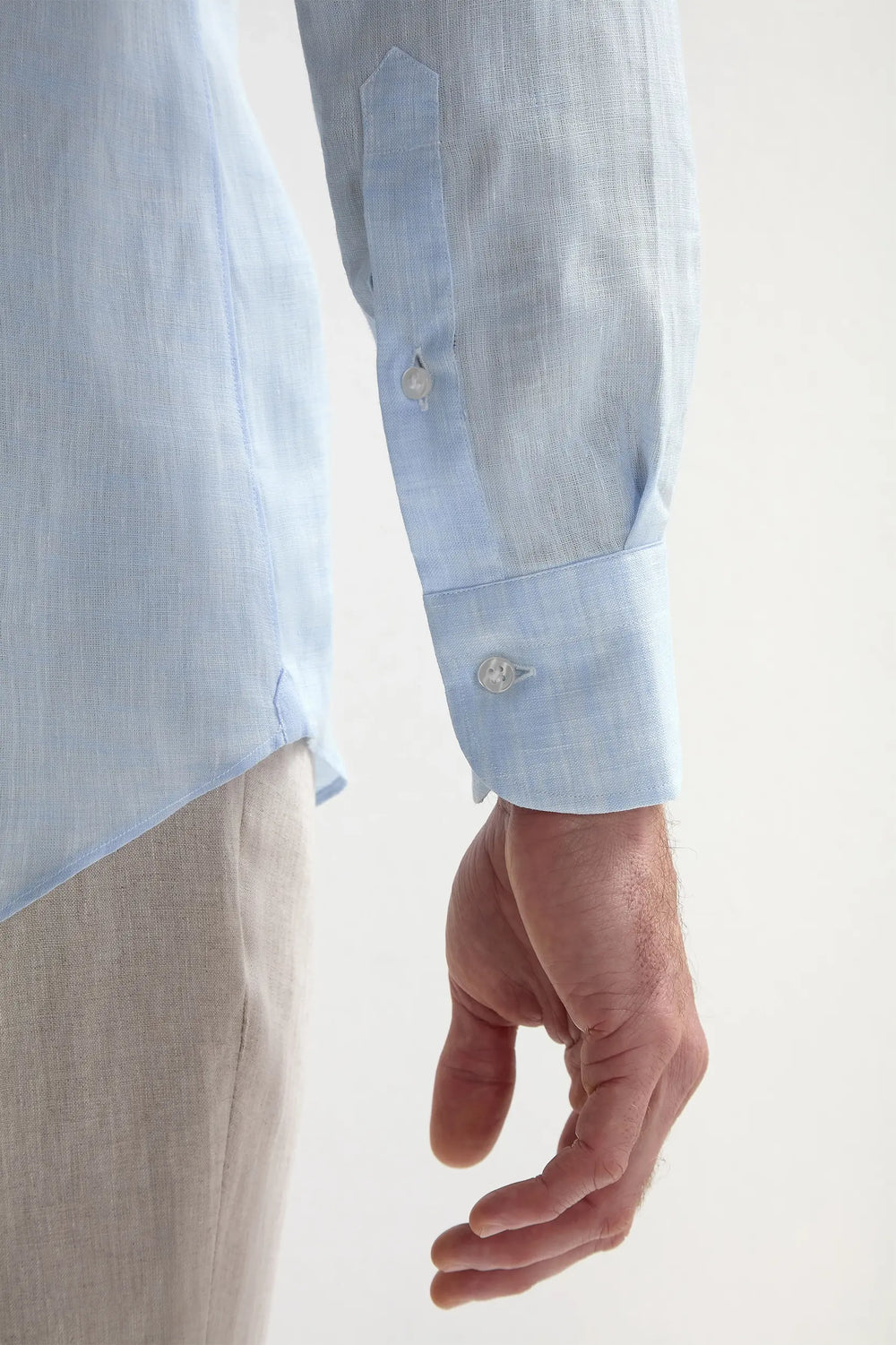 Light Blue Linen Button Down Shirt, men's light blue linen shirt, elegant breathable summer shirt, refined casual wear, lightweight and comfortable, chemise en lin bleu clair pour hommes, chemise boutonnée respirante, chemise estivale élégante, camicia in lino azzurro, camicia traspirante e raffinata, abbigliamento casual sofisticato.