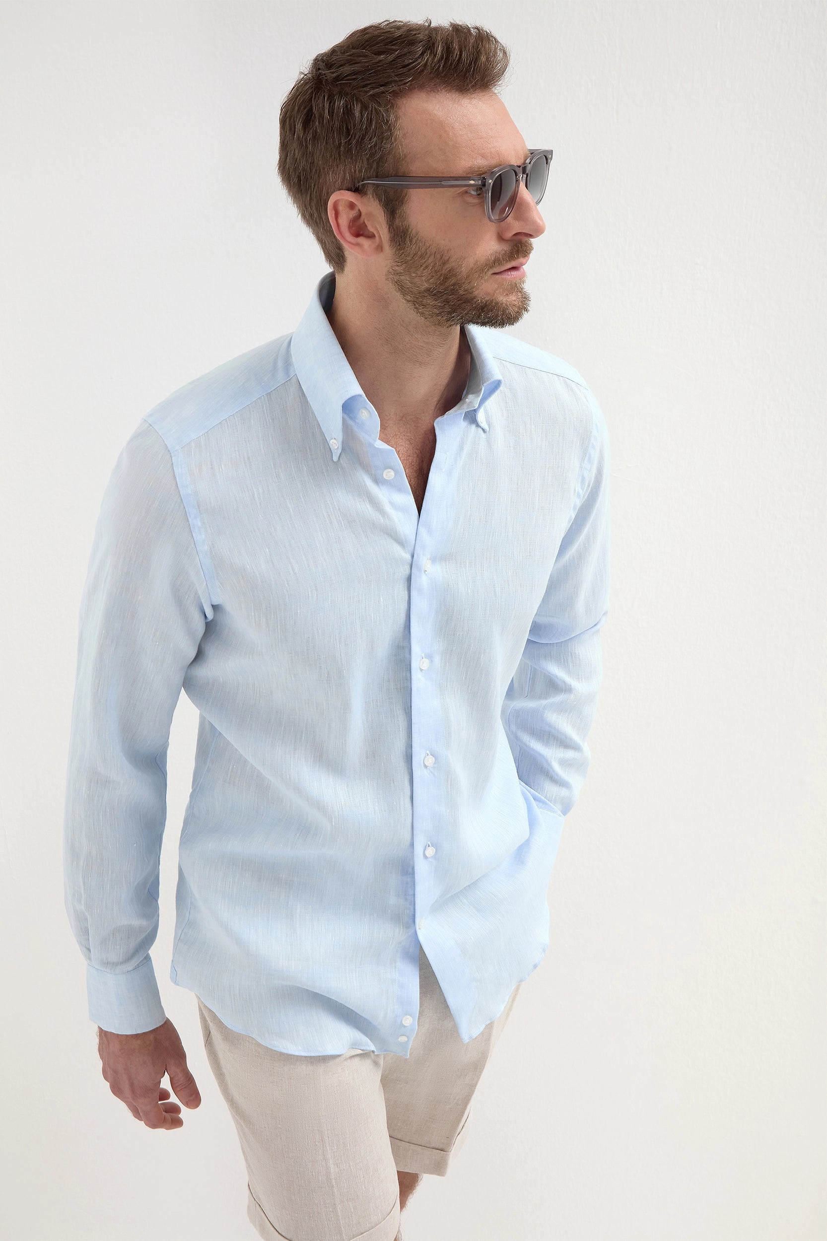 Light Blue Linen Button Down Shirt, men's light blue linen shirt, elegant breathable summer shirt, refined casual wear, lightweight and comfortable, chemise en lin bleu clair pour hommes, chemise boutonnée respirante, chemise estivale élégante, camicia in lino azzurro, camicia traspirante e raffinata, abbigliamento casual sofisticato.