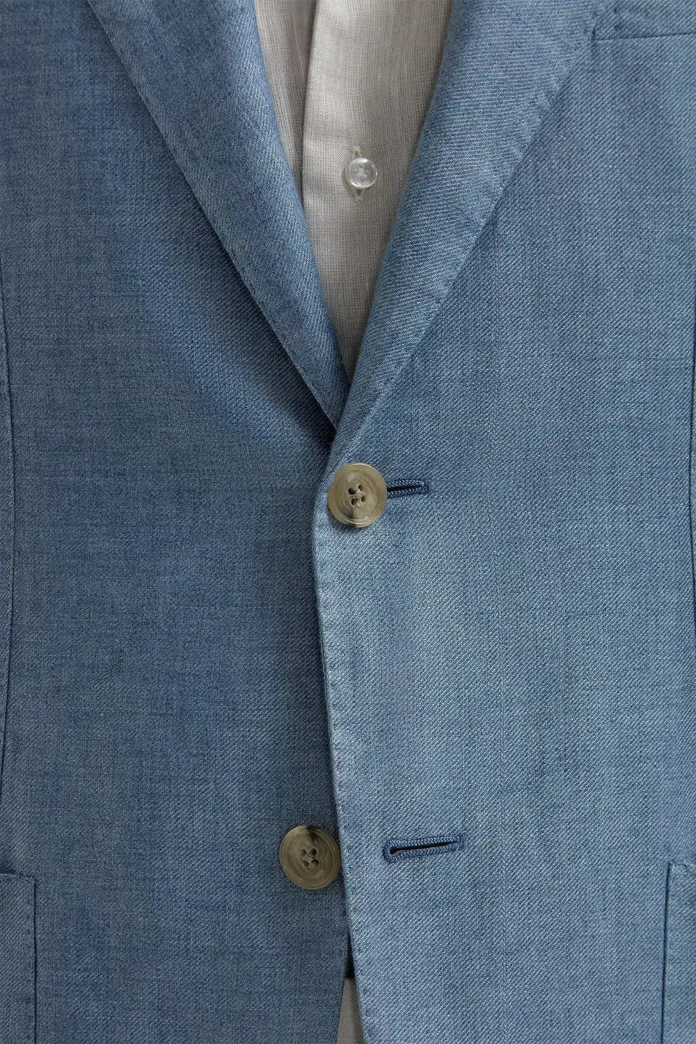 Light Blue Linen Jacket, men's light blue blazer, elegant linen jacket, breathable summer jacket, casual yet refined blazer, veste en lin bleu clair pour hommes, veste élégante en lin, veste respirante d'été, giacca azzurro chiaro in lino, giacca elegante estiva, blazer traspirante in lino.