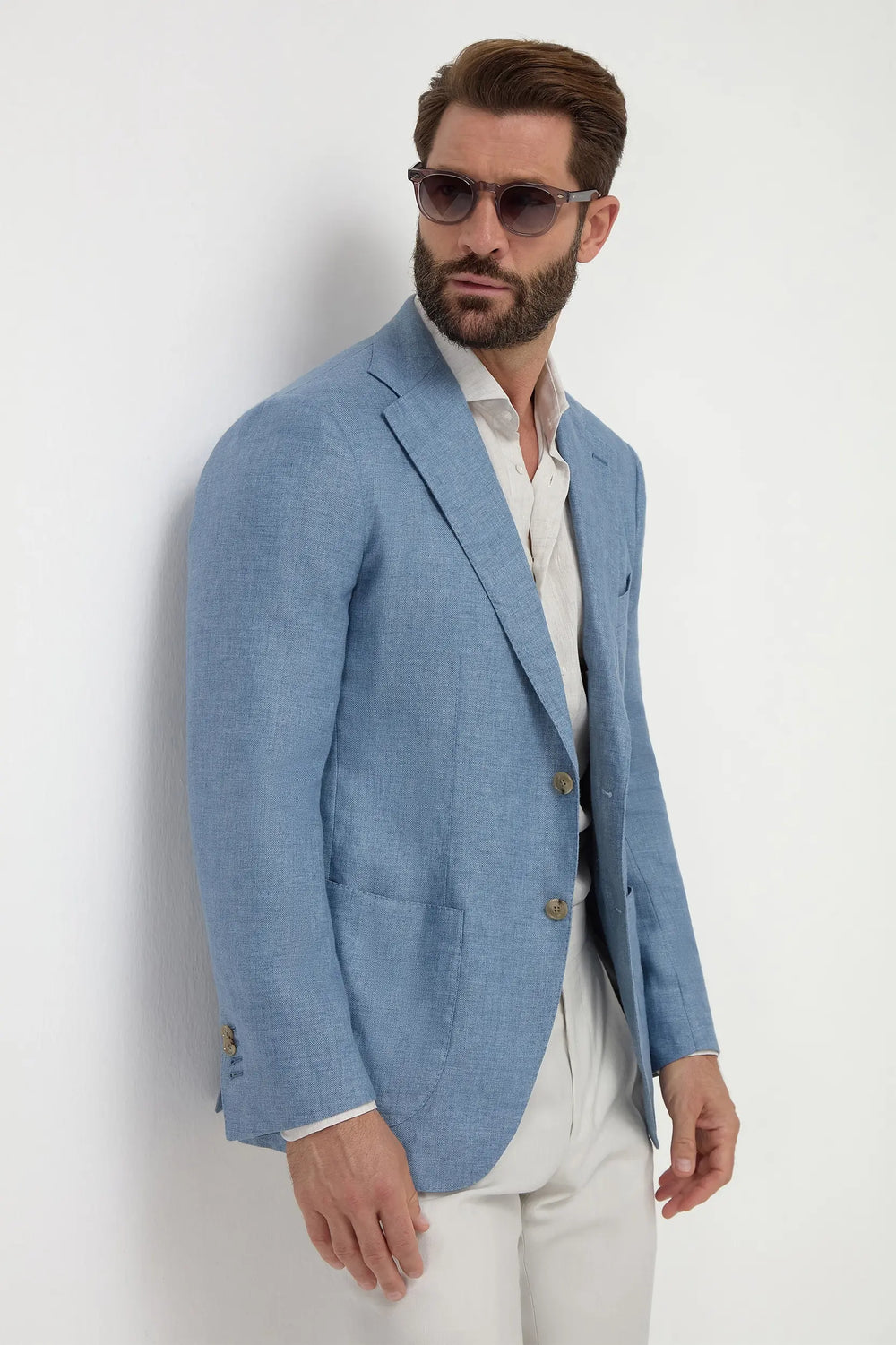 Light Blue Linen Jacket, men's light blue blazer, elegant linen jacket, breathable summer jacket, casual yet refined blazer, veste en lin bleu clair pour hommes, veste élégante en lin, veste respirante d'été, giacca azzurro chiaro in lino, giacca elegante estiva, blazer traspirante in lino.