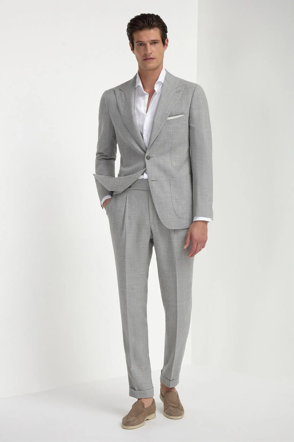 Light Grey Soragna Suit, men's light grey suit, elegant tailored suit, formal grey wool suit, breathable lightweight suit, costume gris clair Soragna pour hommes, costume élégant en laine, costume formel respirant, abito grigio chiaro Soragna, abito elegante sartoriale, completo formale in lana leggera, Summertime Loro Piana