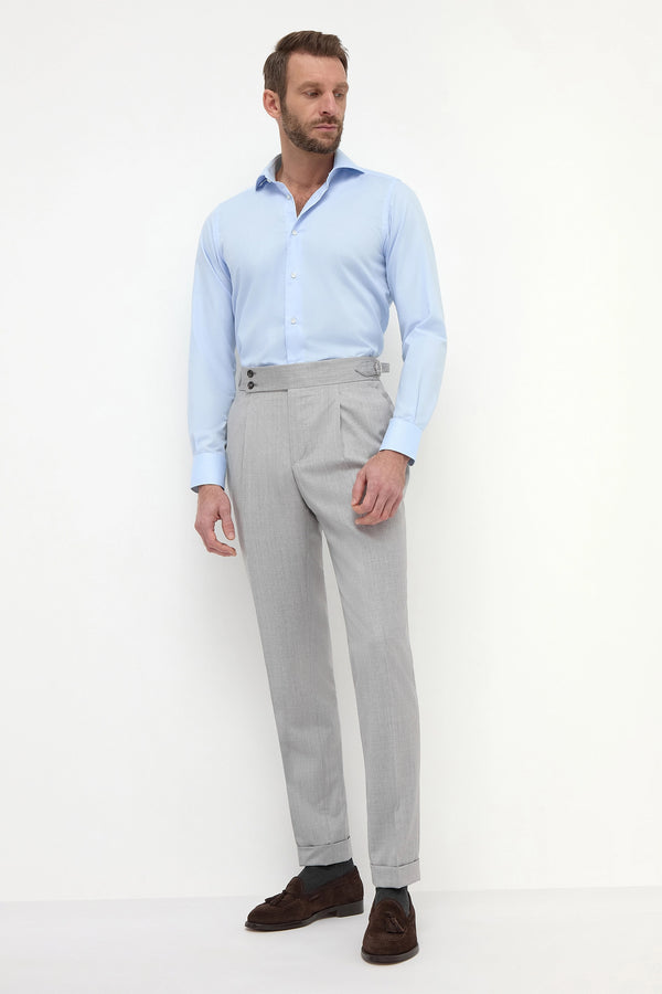 Light Grey Soragna Trousers, men's light grey tailored trousers, elegant Soragna pants, breathable wool trousers, refined formal pants, pantalon Soragna gris clair pour hommes, pantalon élégant en laine, pantalon respirant et raffiné, pantaloni Soragna grigio chiaro, pantaloni eleganti sartoriali, pantaloni formali traspiranti.