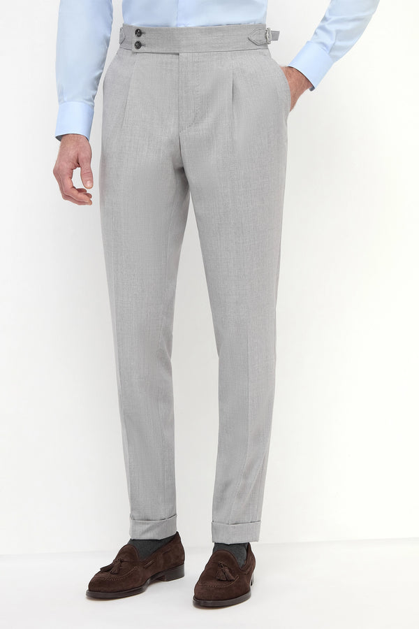 Light Grey Soragna Trousers, men's light grey tailored trousers, elegant Soragna pants, breathable wool trousers, refined formal pants, pantalon Soragna gris clair pour hommes, pantalon élégant en laine, pantalon respirant et raffiné, pantaloni Soragna grigio chiaro, pantaloni eleganti sartoriali, pantaloni formali traspiranti.