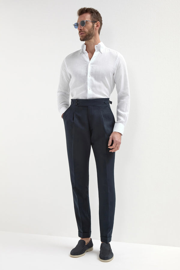 Navy Linen Soragna Trousers, men's navy blue linen trousers, elegant Soragna pants, breathable summer trousers, tailored navy linen pants, pantalon Soragna en lin bleu marine pour hommes, pantalon élégant en lin, pantalon respirant d'été, pantaloni Soragna in lino blu navy, pantaloni eleganti estivi, pantaloni sartoriali traspiranti.