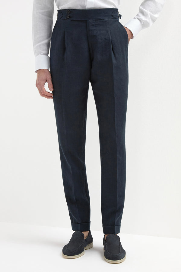 Navy Linen Soragna Trousers, men's navy blue linen trousers, elegant Soragna pants, breathable summer trousers, tailored navy linen pants, pantalon Soragna en lin bleu marine pour hommes, pantalon élégant en lin, pantalon respirant d'été, pantaloni Soragna in lino blu navy, pantaloni eleganti estivi, pantaloni sartoriali traspiranti.