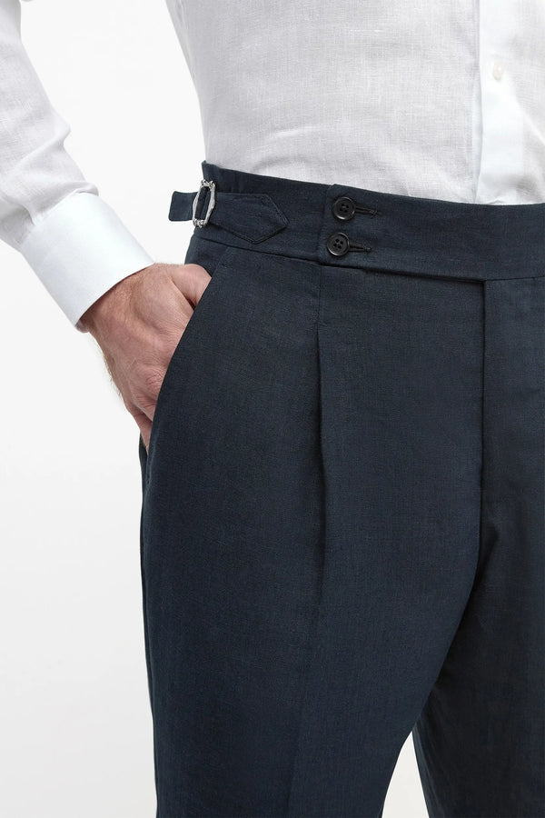 Navy Linen Soragna Trousers, men's navy blue linen trousers, elegant Soragna pants, breathable summer trousers, tailored navy linen pants, pantalon Soragna en lin bleu marine pour hommes, pantalon élégant en lin, pantalon respirant d'été, pantaloni Soragna in lino blu navy, pantaloni eleganti estivi, pantaloni sartoriali traspiranti.