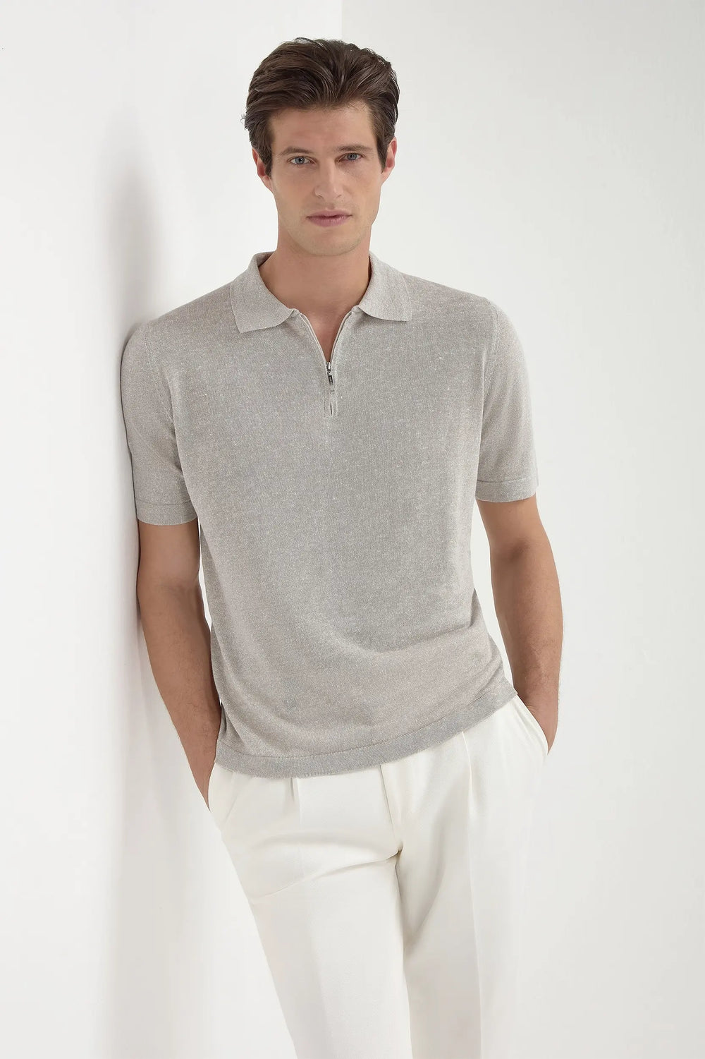 Sand Linen and Cotton Zipped Polo, men's sand-colored zip polo, elegant lightweight polo, breathable summer knitwear, refined casual wear, polo zippé en lin et coton sable pour hommes, polo léger et respirant, polo estival élégant, polo con zip in lino e cotone sabbia, polo traspirante e raffinato, maglia casual elegante.