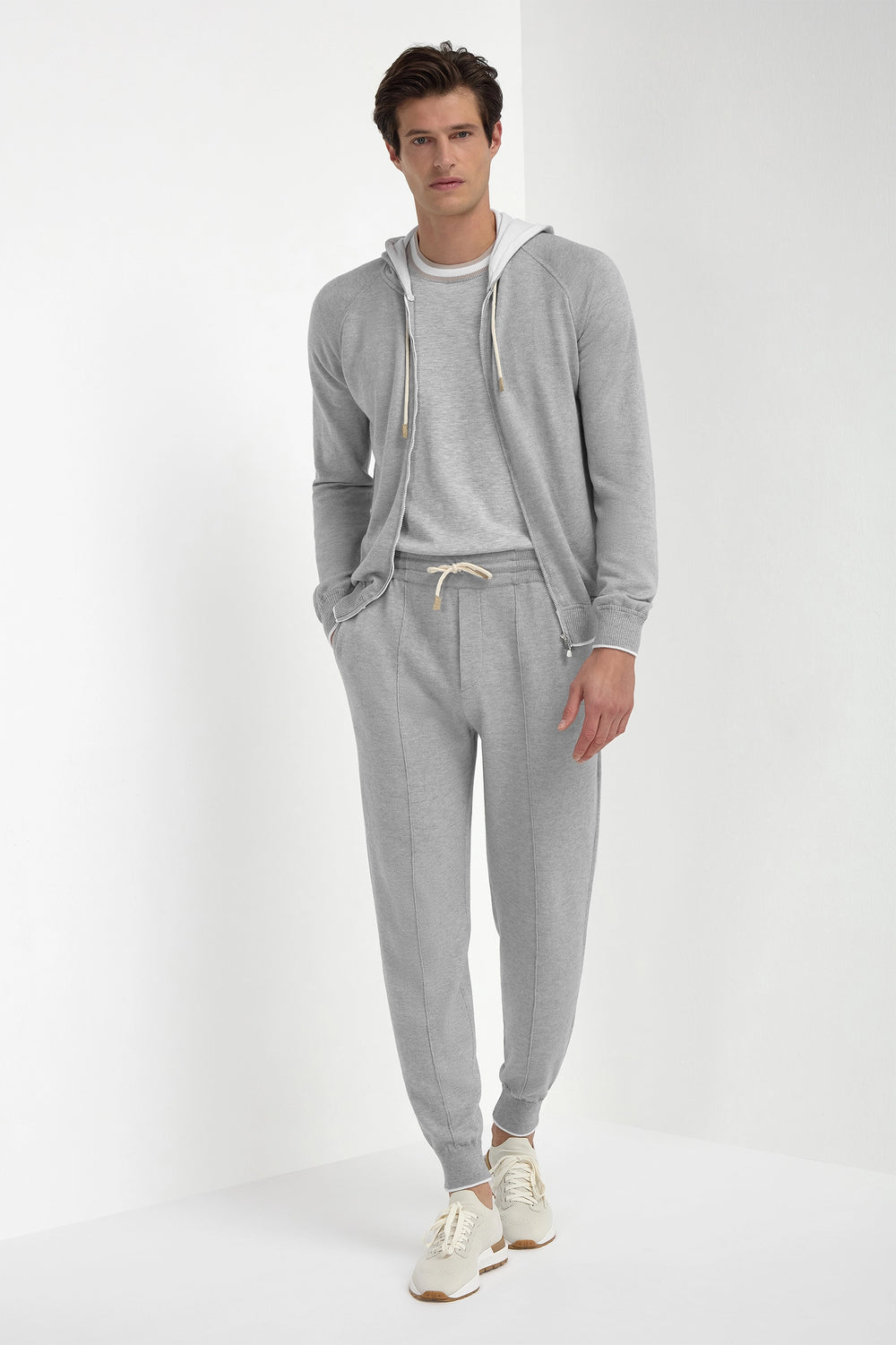 Sky Grey Cashmere Blend Jogger Pants, men's light grey cashmere joggers, elegant soft knit trousers, breathable lightweight loungewear, refined casual comfort, pantalon de jogging en mélange de cachemire gris ciel pour hommes, pantalon léger et respirant, bas de survêtement raffiné, pantaloni jogger in misto cashmere grigio cielo, pantaloni morbidi e traspiranti, abbigliamento casual elegante.