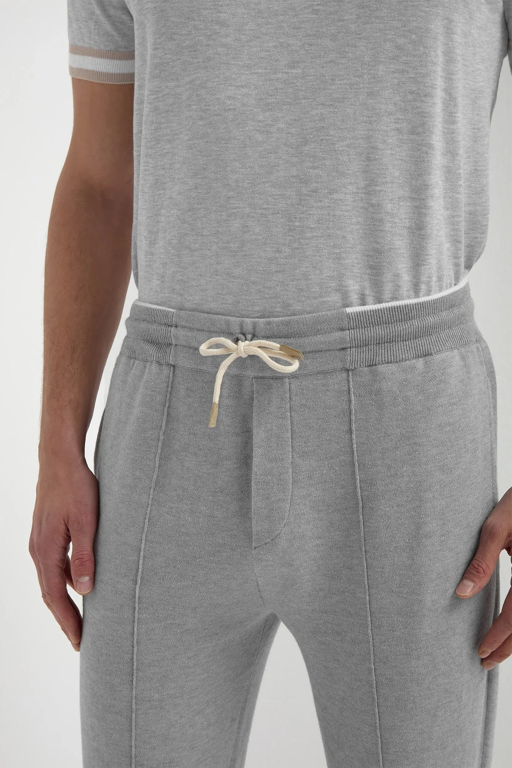 Sky Grey Cashmere Blend Jogger Pants, men's light grey cashmere joggers, elegant soft knit trousers, breathable lightweight loungewear, refined casual comfort, pantalon de jogging en mélange de cachemire gris ciel pour hommes, pantalon léger et respirant, bas de survêtement raffiné, pantaloni jogger in misto cashmere grigio cielo, pantaloni morbidi e traspiranti, abbigliamento casual elegante.